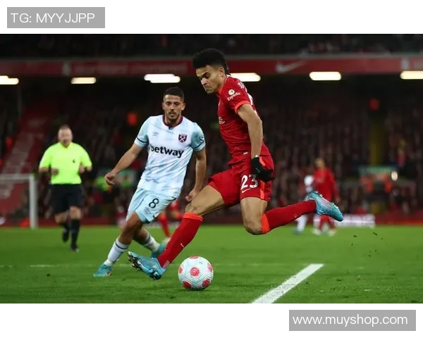 世界杯精彩瞬间那不勒斯3-0战胜利物浦帽子戏法引发全场狂欢