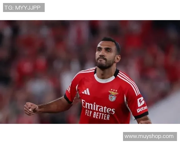 世界杯精彩对决本菲卡与曼联战成平局绝杀瞬间引发全场热烈反响