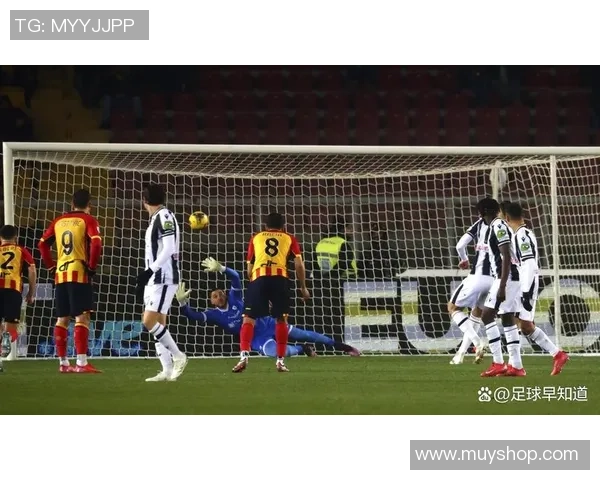 欧联杯精彩对决里昂与曼联战成平局争议判罚引发全场热议